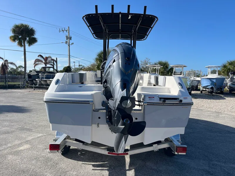 Slide: The Image of Robalo R200 2026 - 3