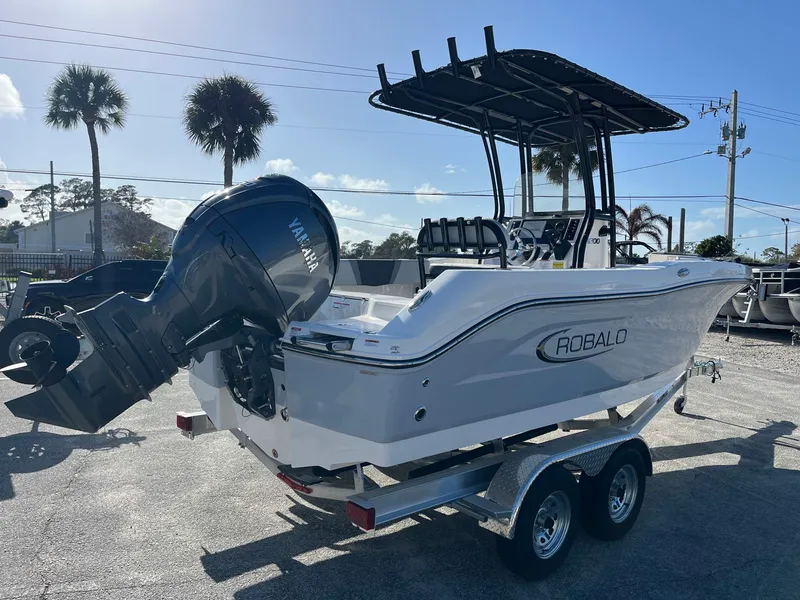 Slide: The Image of Robalo R200 2026 - 4