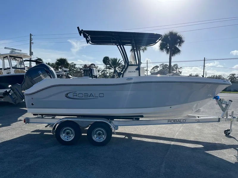 Slide: The Image of Robalo R200 2026 - 5