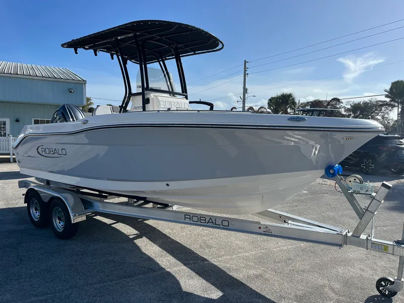 Slide: The Image of Robalo R200 2026 - 6
