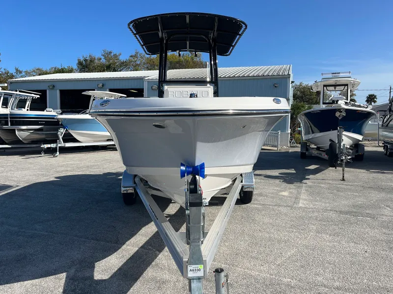 Slide: The Image of Robalo R200 2026 - 7