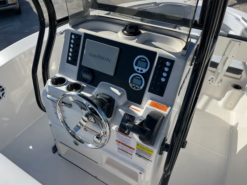 Slide: The Image of Robalo R200 2026 - 8