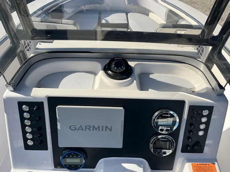 Slide: The Image of Robalo R200 2026 - 9