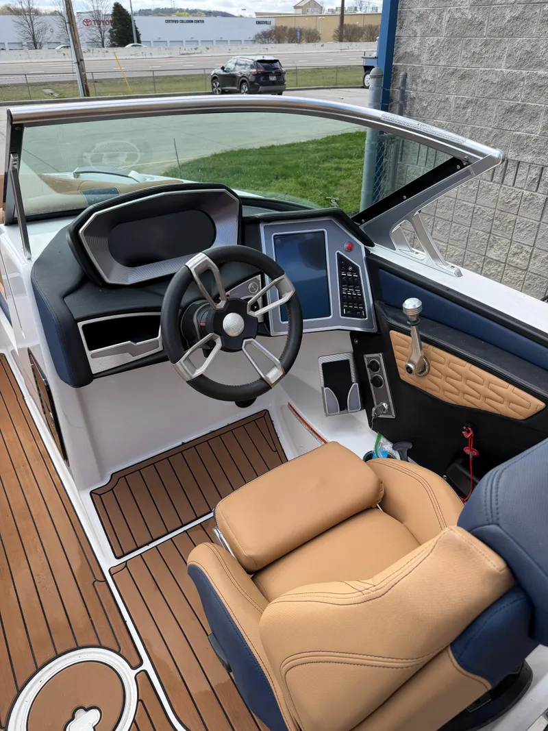 Slide: The Image of MasterCraft X22 2020 - 10