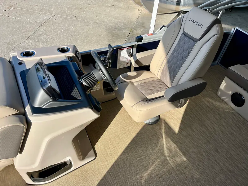 Slide: The Image of Harris Cruiser 210 2026 - 10