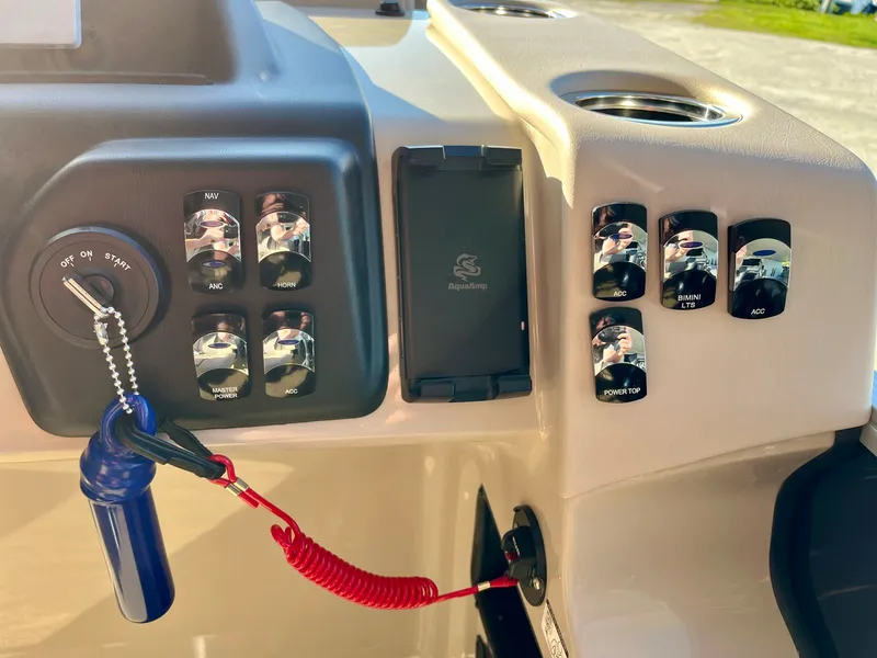 Slide: The Image of Harris Cruiser 210 2026 - 15