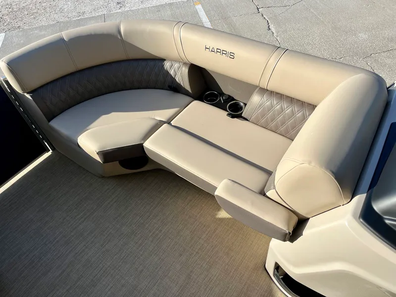 Slide: The Image of Harris Cruiser 210 2026 - 5