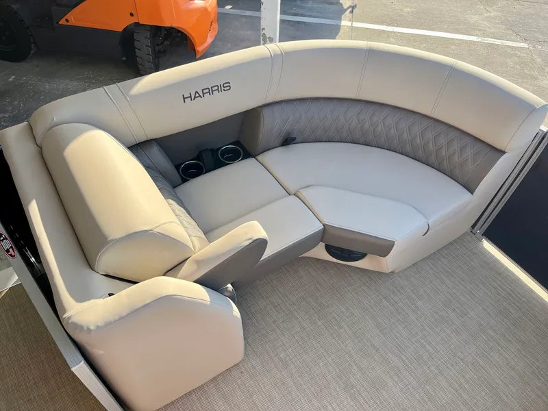 Slide: The Image of Harris Cruiser 210 2026 - 6