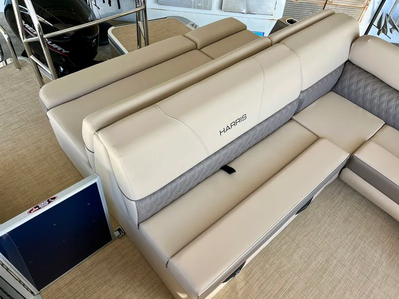 Slide: The Image of Harris Cruiser 210 2026 - 7