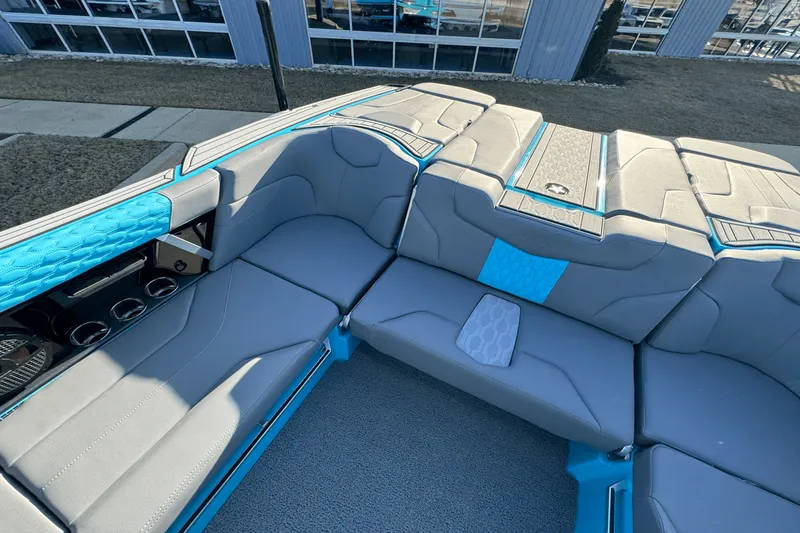 Slide: The Image of Mastercraft XT24 2024 - 15