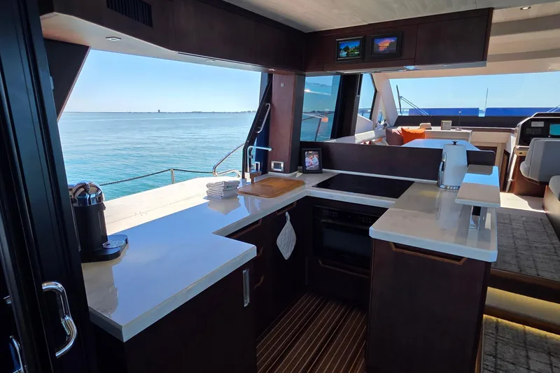 Slide: The Image of Galeon 500 Fly 2022 - 44