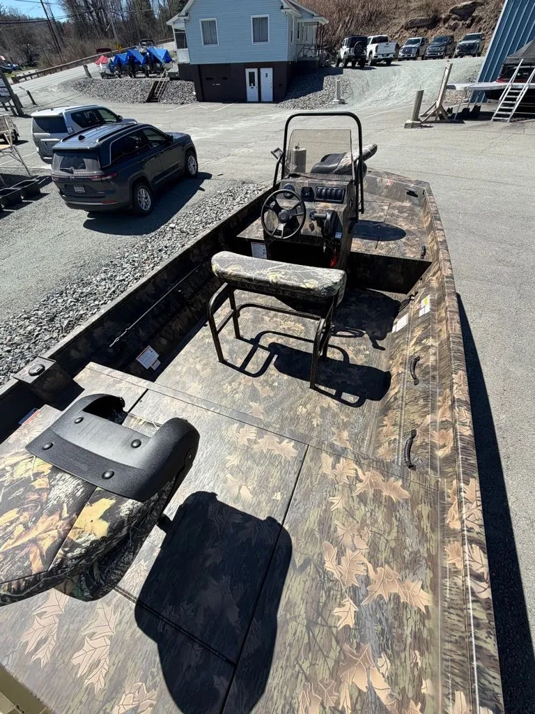Slide: The Image of Lowe Roughneck Center Console RX1870 Pathfinder 2026 - 11