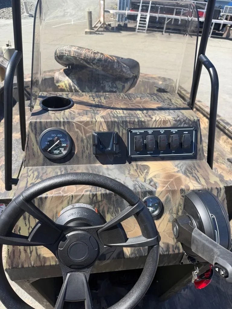 Slide: The Image of Lowe Roughneck Center Console RX1870 Pathfinder 2026 - 6