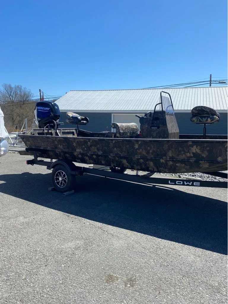 Slide: The Image of Lowe Roughneck Center Console RX1870 Pathfinder 2026 - 2