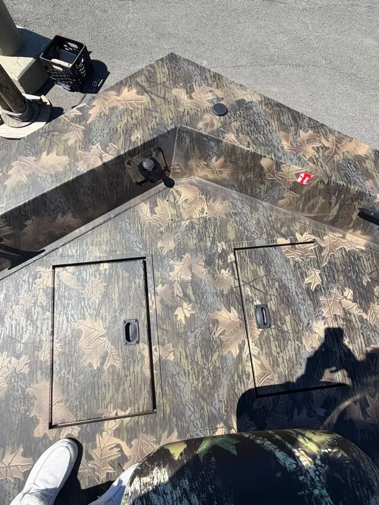 Slide: The Image of Lowe Roughneck Center Console RX1870 Pathfinder 2026 - 7