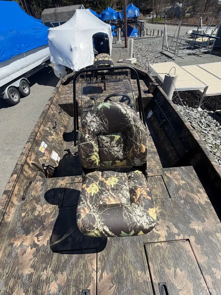 Slide: The Image of Lowe Roughneck Center Console RX1870 Pathfinder 2026 - 8