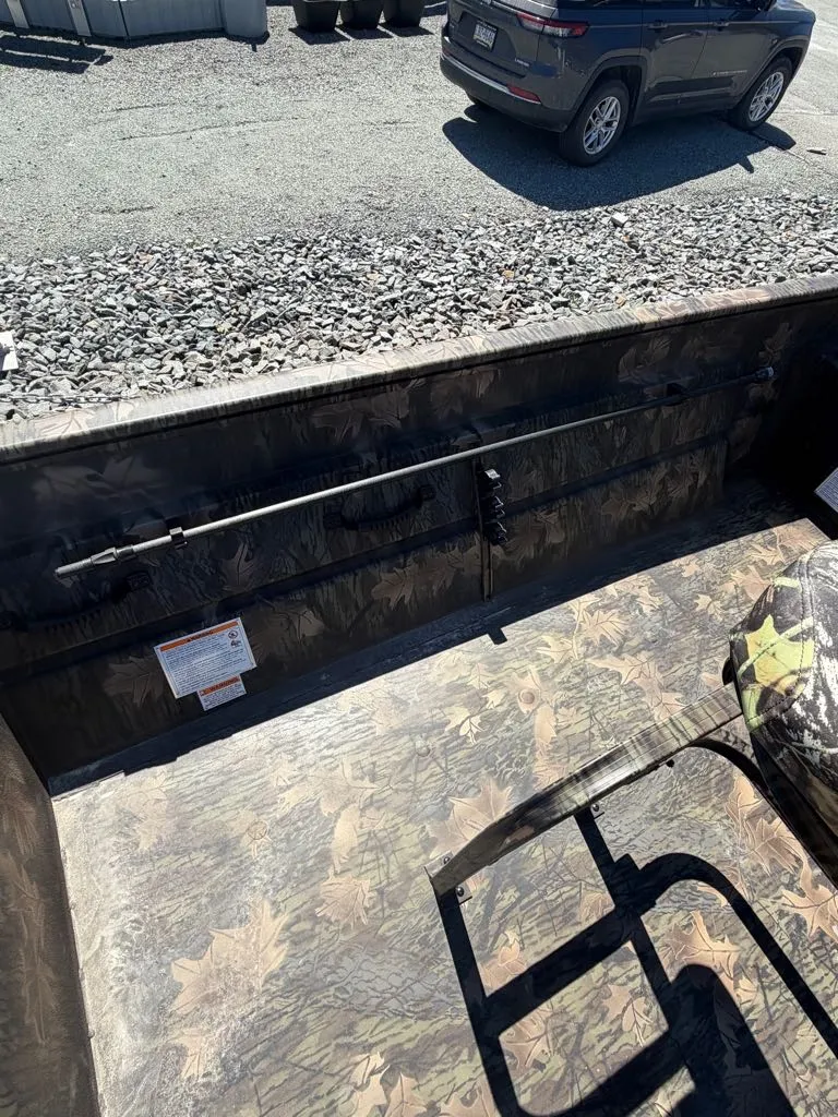 Slide: The Image of Lowe Roughneck Center Console RX1870 Pathfinder 2026 - 10