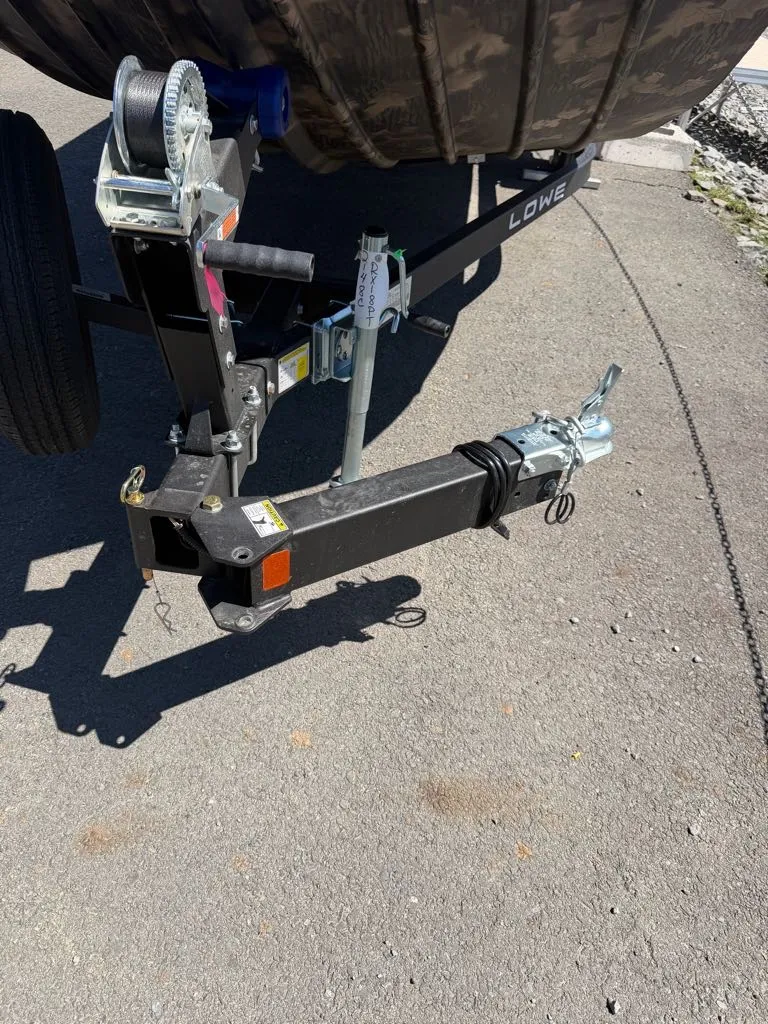 Slide: The Image of Lowe Roughneck Center Console RX1870 Pathfinder 2026 - 4