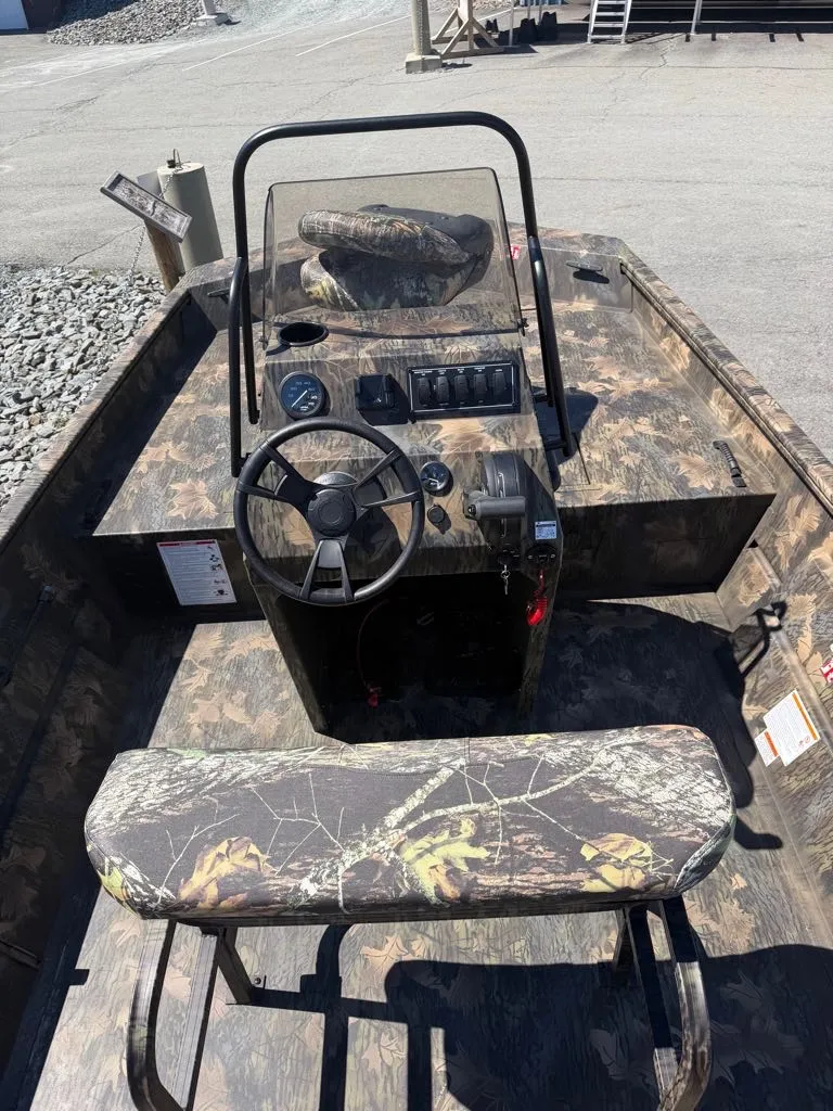 Slide: The Image of Lowe Roughneck Center Console RX1870 Pathfinder 2026 - 5