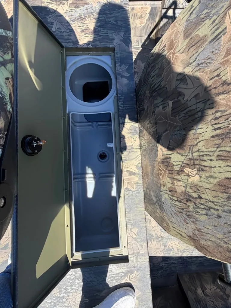 Slide: The Image of Lowe Roughneck Center Console RX1870 Pathfinder 2026 - 9