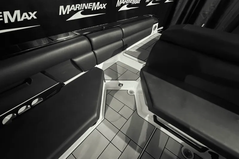 Slide: The Image of Aviara AV28 Surf 2024 - 10