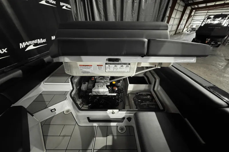 Slide: The Image of Aviara AV28 Surf 2024 - 12