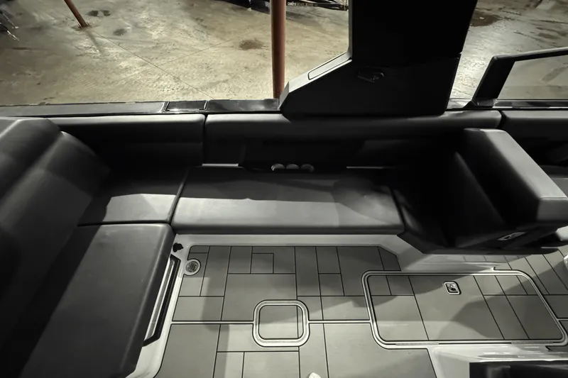 Slide: The Image of Aviara AV28 Surf 2024 - 16