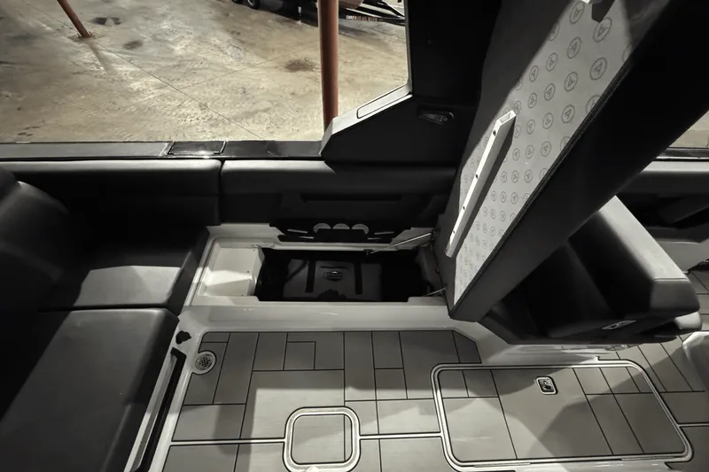 Slide: The Image of Aviara AV28 Surf 2024 - 17