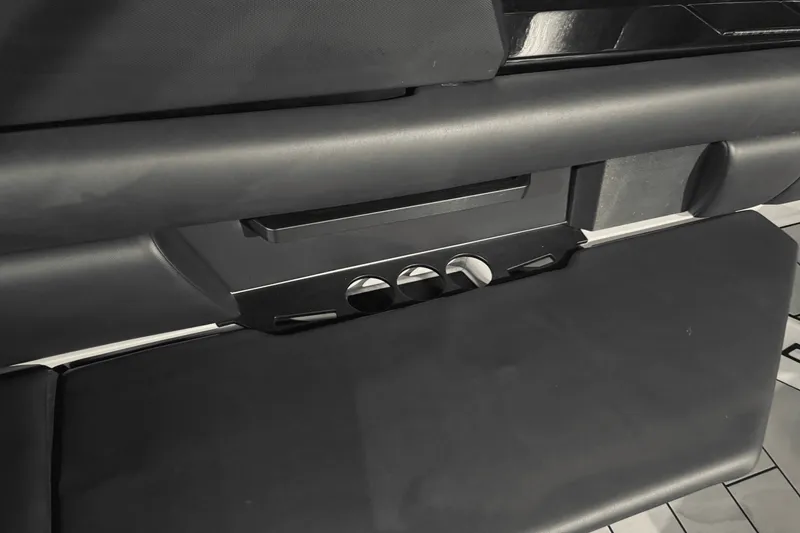 Slide: The Image of Aviara AV28 Surf 2024 - 18