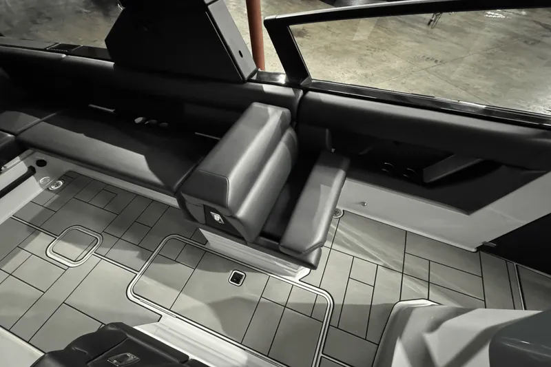 Slide: The Image of Aviara AV28 Surf 2024 - 19