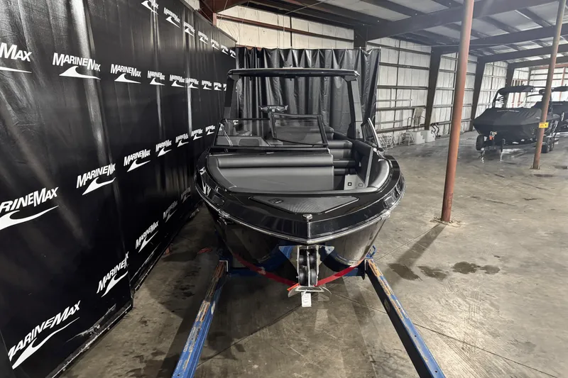 Slide: The Image of Aviara AV28 Surf 2024 - 2