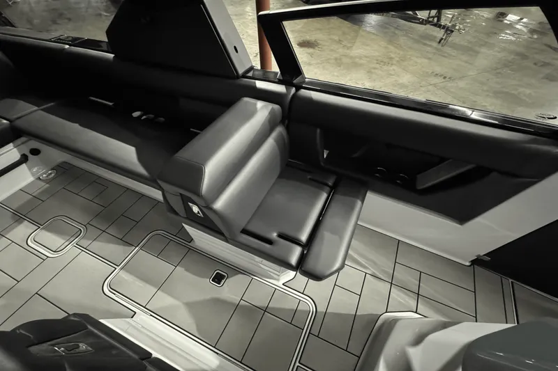 Slide: The Image of Aviara AV28 Surf 2024 - 20