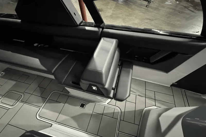 Slide: The Image of Aviara AV28 Surf 2024 - 21