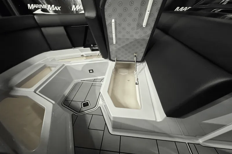 Slide: The Image of Aviara AV28 Surf 2024 - 33