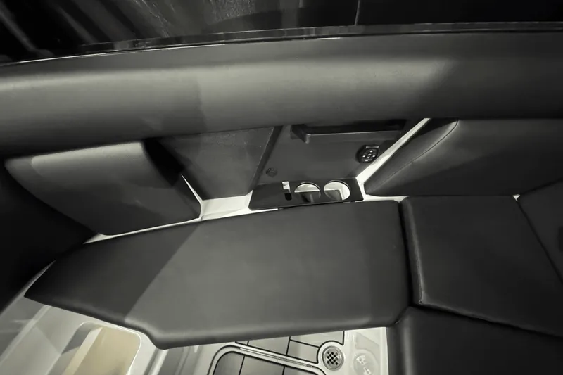 Slide: The Image of Aviara AV28 Surf 2024 - 34