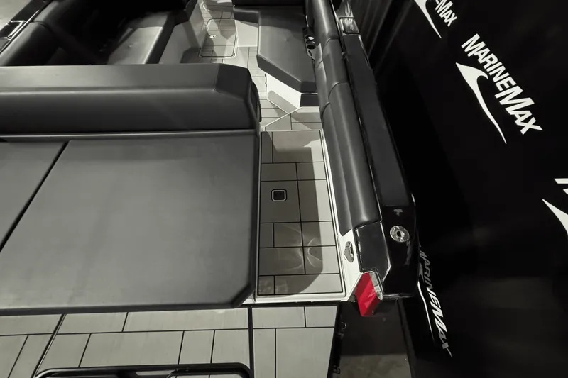 Slide: The Image of Aviara AV28 Surf 2024 - 7