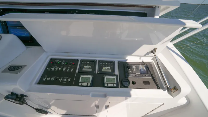 Slide: The Image of Hatteras 60 Convertible 2001 - 30