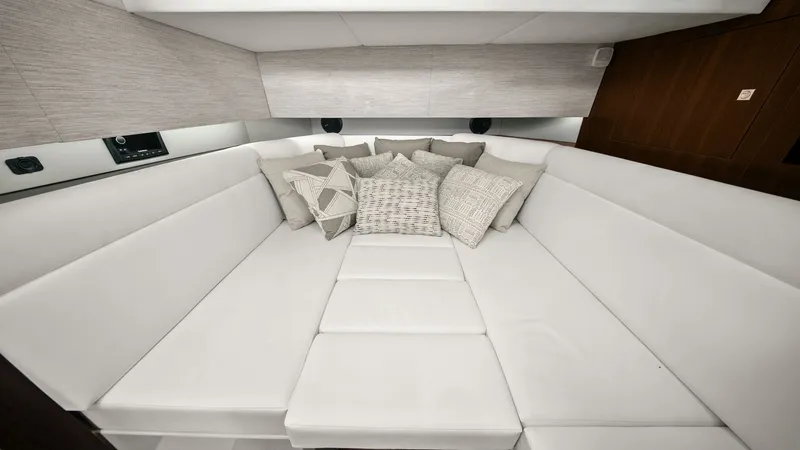 Slide: The Image of Cruisers 42 GLS 2023 - 28
