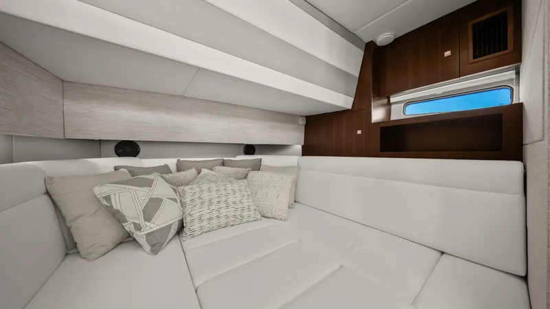 Slide: The Image of Cruisers 42 GLS 2023 - 29