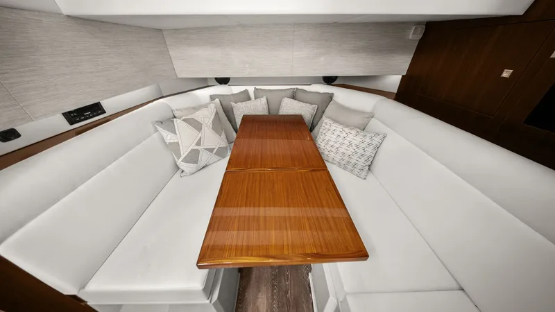 Slide: The Image of Cruisers 42 GLS 2023 - 31