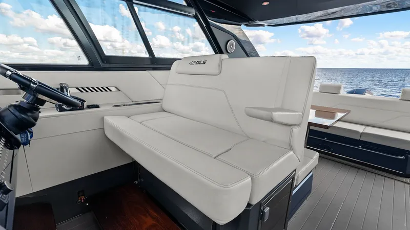 Slide: The Image of Cruisers 42 GLS 2023 - 15