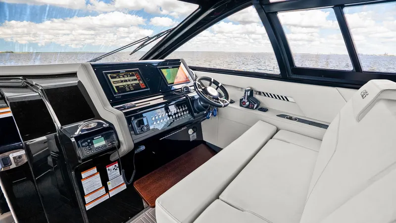 Slide: The Image of Cruisers 42 GLS 2023 - 5