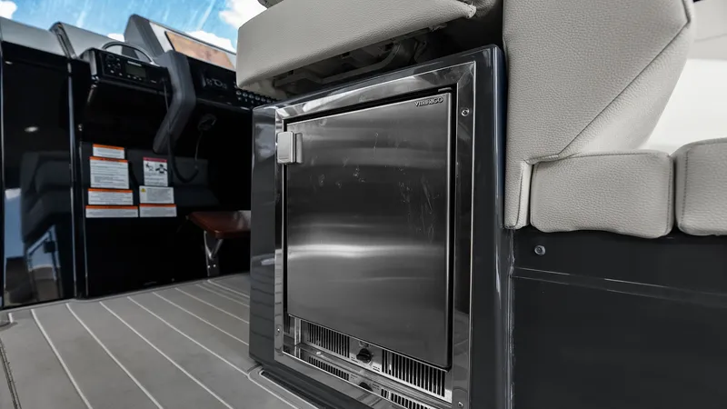 Slide: The Image of Cruisers 42 GLS 2023 - 9