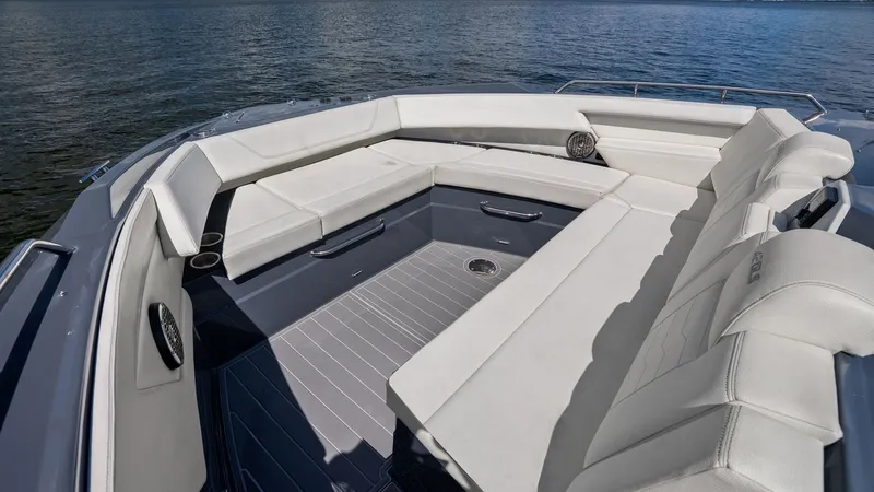 Slide: The Image of Cruisers 42 GLS 2023 - 19