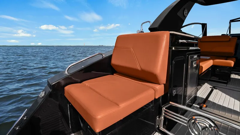Slide: The Image of Cruisers 34 GLS 2022 - 9