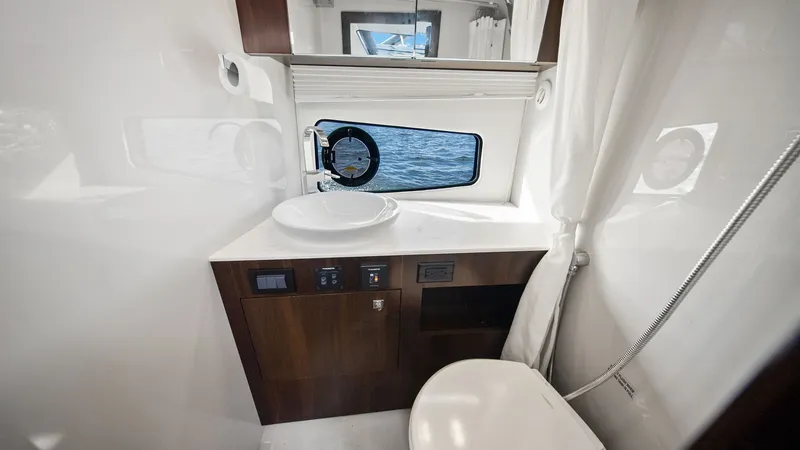 Slide: The Image of Cruisers 34 GLS 2022 - 31