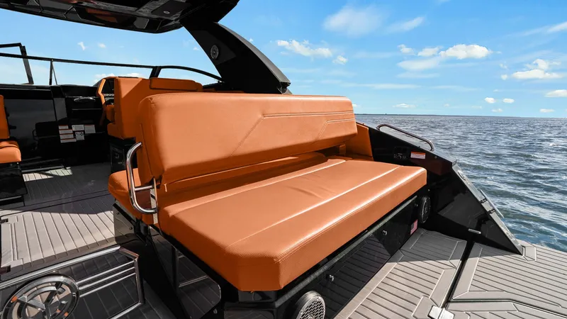 Slide: The Image of Cruisers 34 GLS 2022 - 4