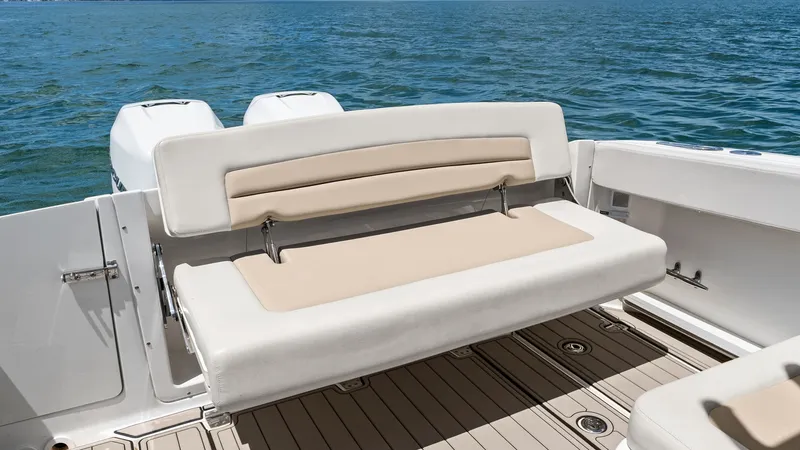 Slide: The Image of Boston Whaler 320 Vantage 2019 - 5