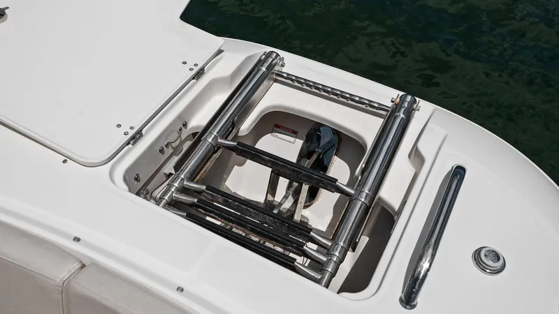 Slide: The Image of Boston Whaler 320 Vantage 2019 - 27