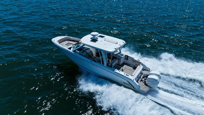 Slide: The Image of Boston Whaler 320 Vantage 2019 - 49